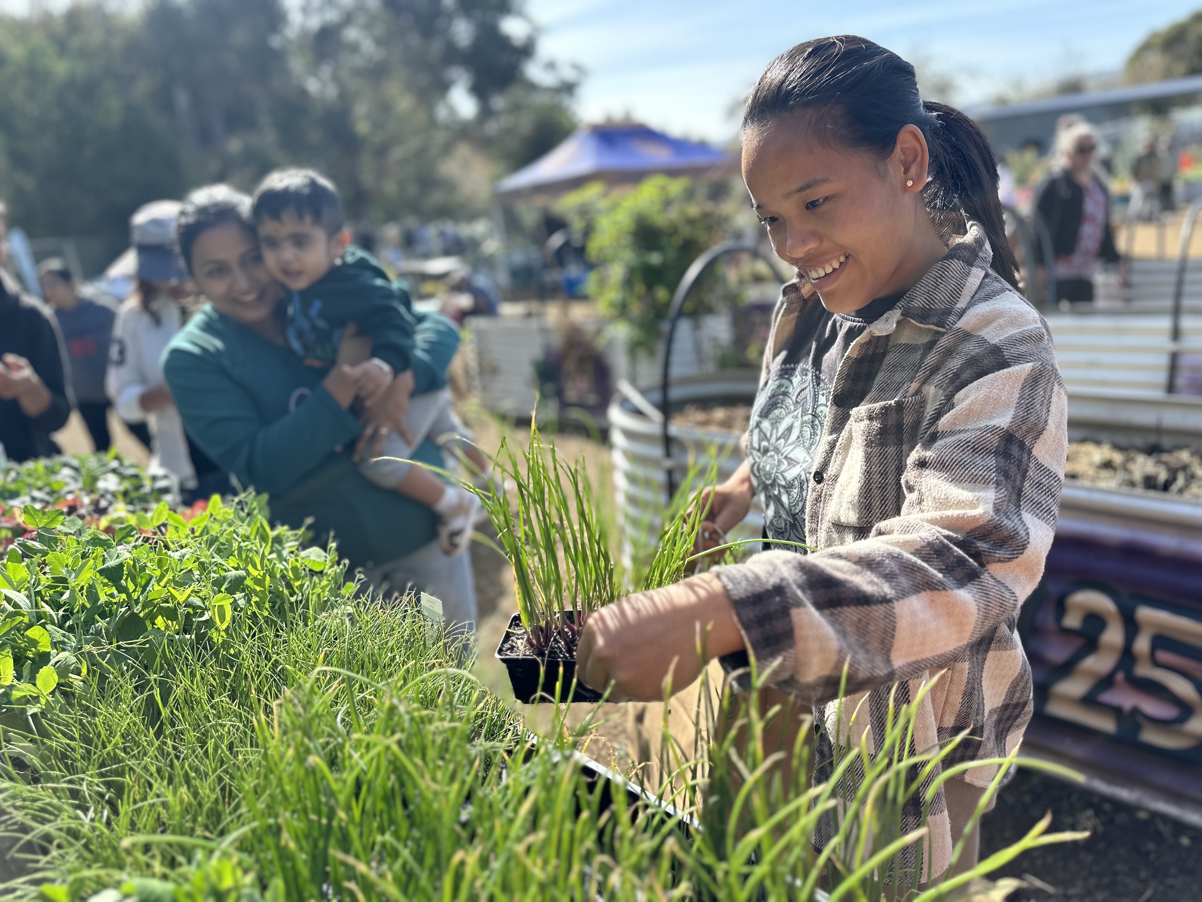 Woman planting tres